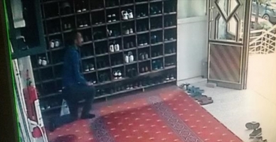 Camideki hırsızı cemaat yakaladı!