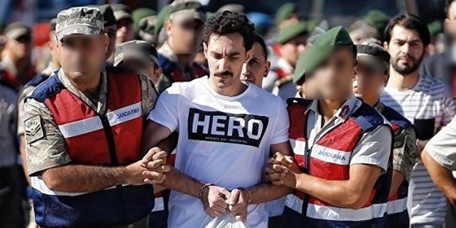 'Hero' tişörtünün sırrı ortaya çıktı