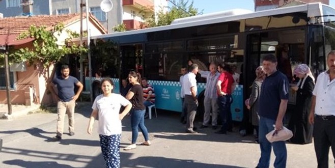 İstanbul'da halk otobüsü eve girdi