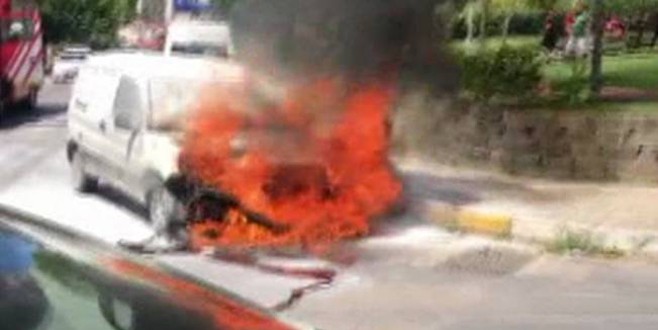 İstanbul'da sıcaktan araba yandı