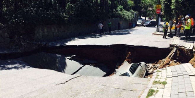 İstanbul'da yol çöktü! Araçlar içine düştü!