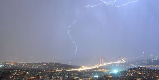 İstanbul'daki şimşekler böyle görüntülendi