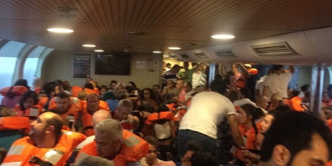 Karaköy-Kadıköy vapuru kayalıklara çarptı!