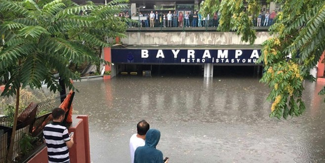 Metro hatları sular altında kaldı