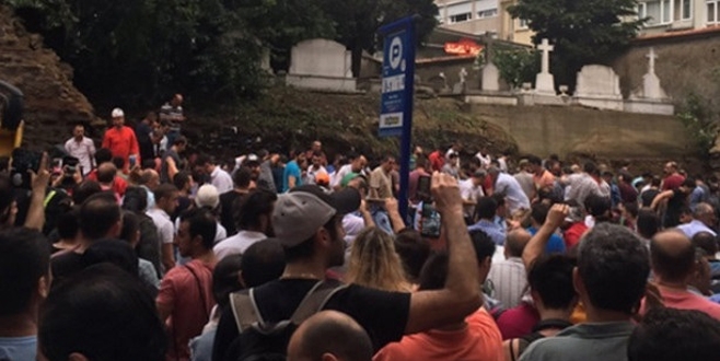 Şişli'de mezarlık duvarı çöktü; yaralılar var!