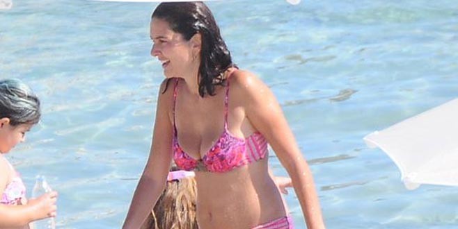 Bergüzar Korel bikinisi ile Çeşme'yi salladı!