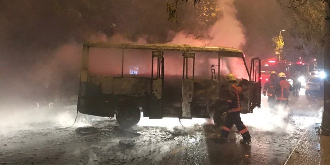 Beşiktaş'ta yolcu minibüsü alev alev yandı