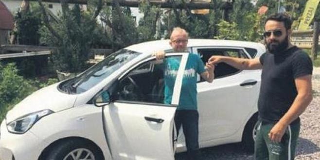 Köpeğini bulana otomobil hediye etti