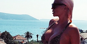 Jelena Karleusa'dan bikinili balkon pozu