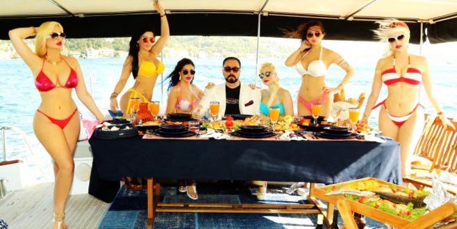 Adnan Oktar'ın kediciğinin nefesi kesildi!