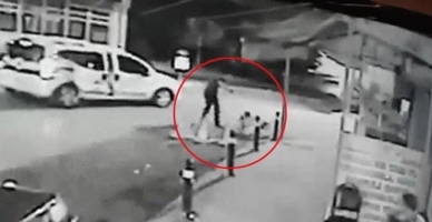 Çocuğuna sarıldığı sırada başından vuruldu