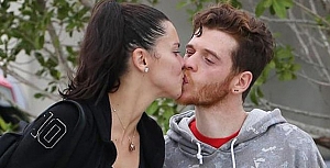 Adriana Lima Metin Hara'yı öpmeye doyamadı