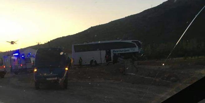 Afyonkarahisar'da tur otobüsü devrildi