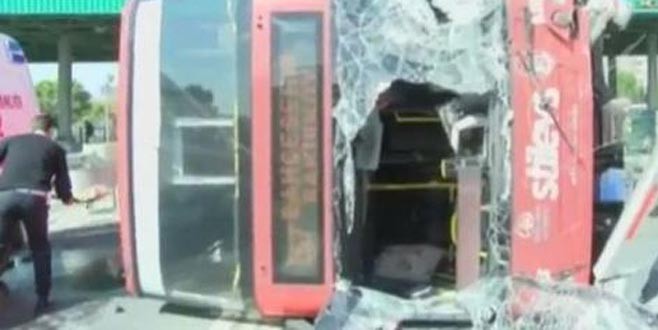 Bahçeşehir'de otobüs devrildi: Çok sayıda yaralı var