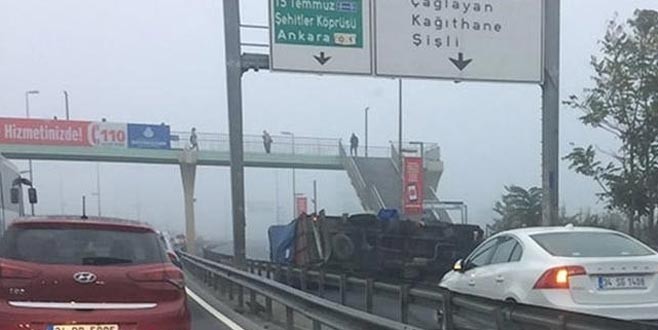 E-5'te kamyonet devrildi: Trafik felç!