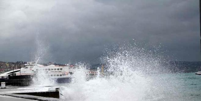 Marmara'da ulaşımı aksatan fırtına