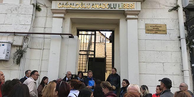 Cağaloğlu Anadolu Lisesi'nde veliler ayaklandı