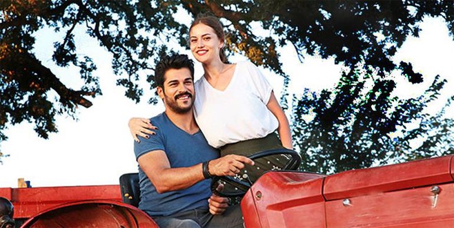 Fahriye Evcen ve Burak Özçivit'ten traktör pozu
