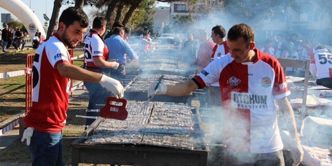 Samsun'da 10 ton hamsi dağıtıldı