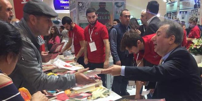 TÜYAP Kitap Fuarı'nda Sabahattin Önkibar'a saldırı!