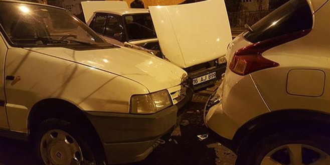 Aracıyla park halindeki 8 araca çarpıp kaçtı
