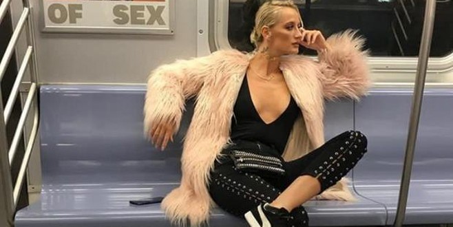 Didem Soydan metroya bindi