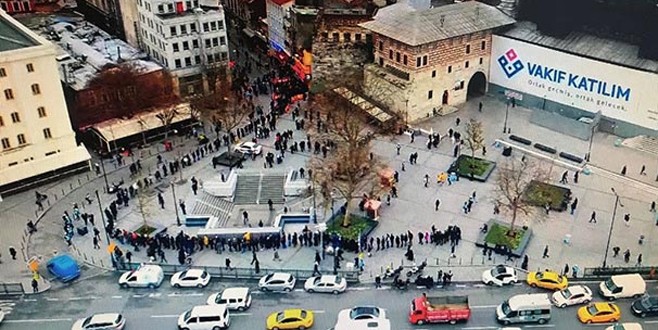Eminönü'nde Milli Piyango kuyruğu!