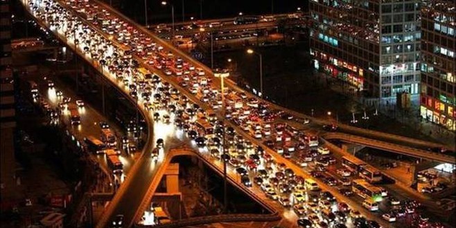 İstanbul’da yağmur trafiği kilitledi