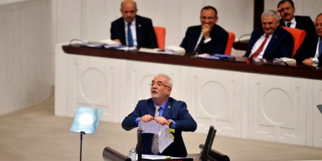 Mustafa Elitaş CHP'nin dağıttığı belgeleri yırttı