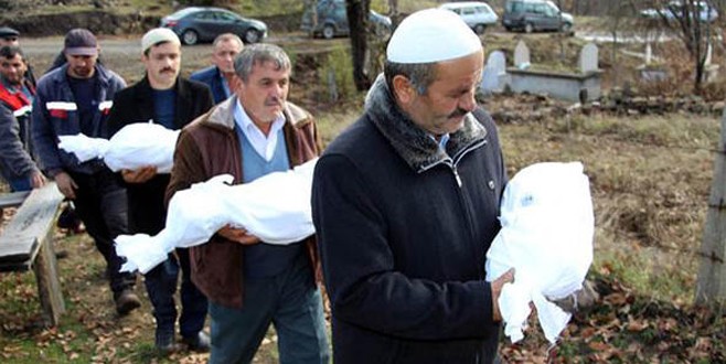 Tokat'ta 3 kardeş mezarlığa böyle taşındı