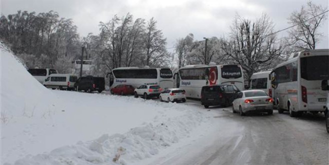 Uludağ'da kar yüzünden kilometrelerce kuyruk oluştu