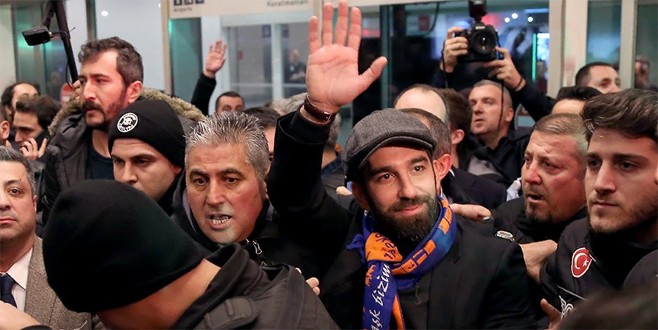 Arda Turan resmen Başakşehir'de