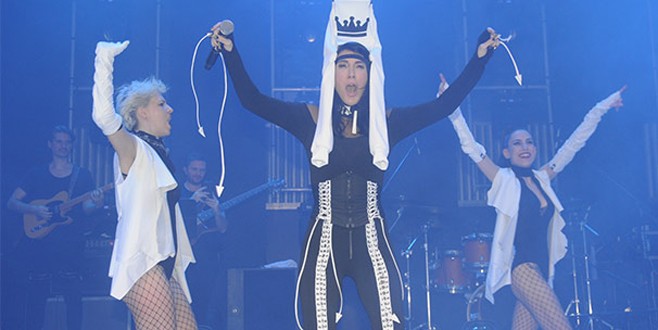 Hande Yener sahnede yuhalandı!