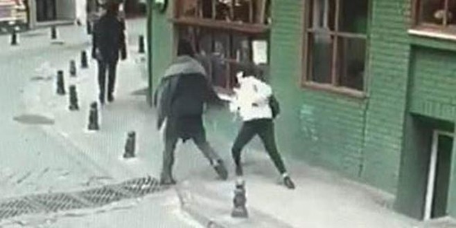 Kadıköy'de genç kıza yumruklu saldırı