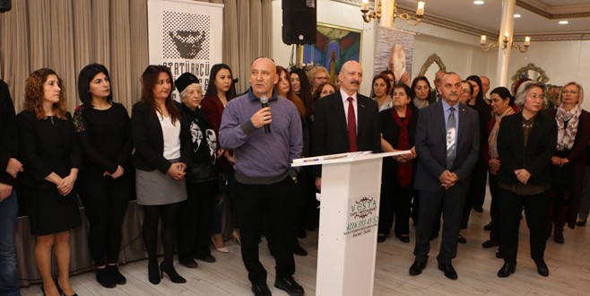 Kartal ADD üyeleri kartlarını Altınok Öz'ün elinden aldı