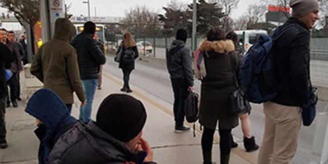 Otobüs ve metrobüs duraklarında isyan ettiren görüntü