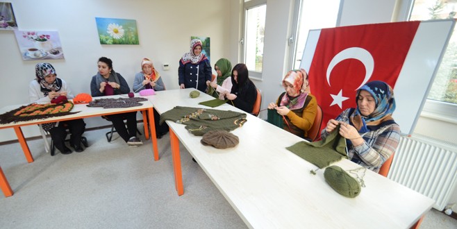 Pursaklar'dan Mehmetçiğe kolilerce atkı bere gönderildi