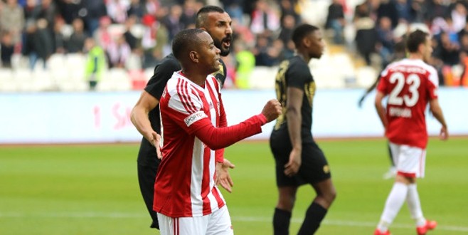 Sivasspor Osmanlıspor'ı Robinho ile yıktı