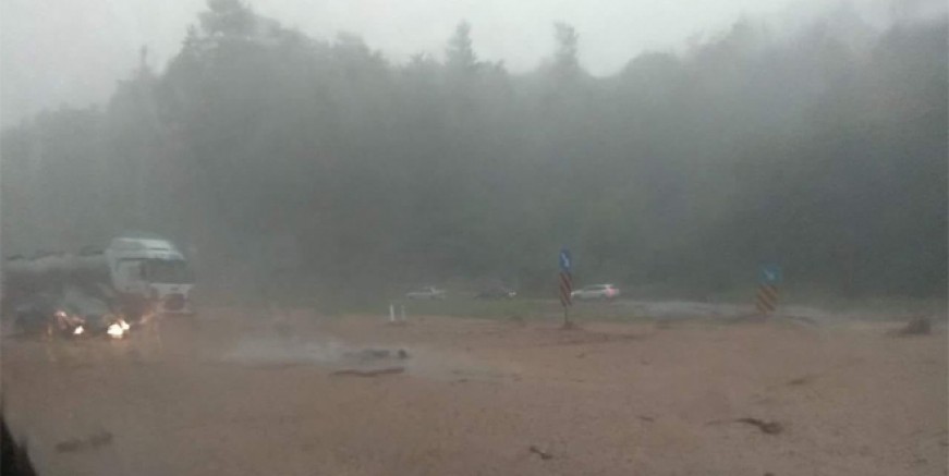 Bursa'da sağanak yağış hayatı felç etti