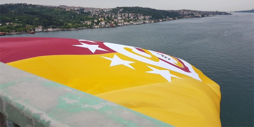 Galatasaray'ın bayrağı köprüde