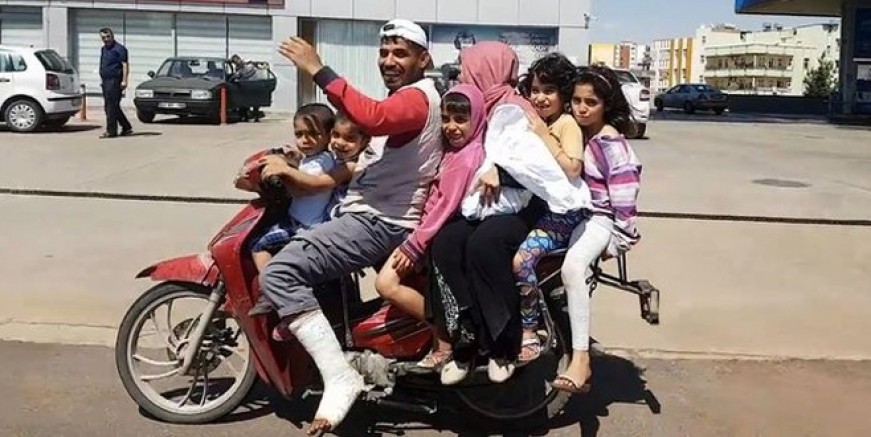 Bir motosiklette tam 8 kişi!