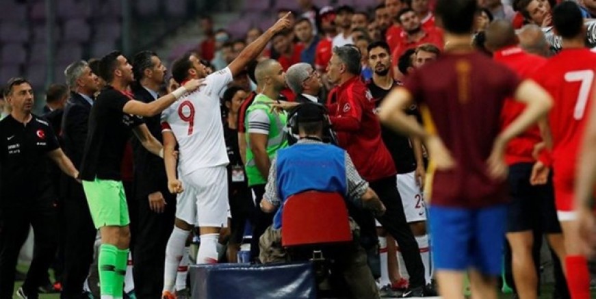 Cenk Tosun özür diledi