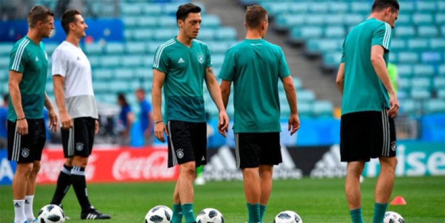 Mesut Özil ilk kez yedek kaldı
