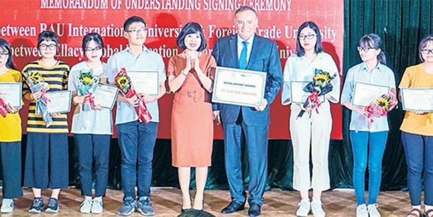 Vietnam'da 300 öğrenciye burs
