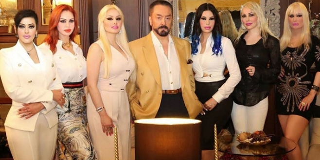Adnan Oktar kedicikleri kaçmasın diye...