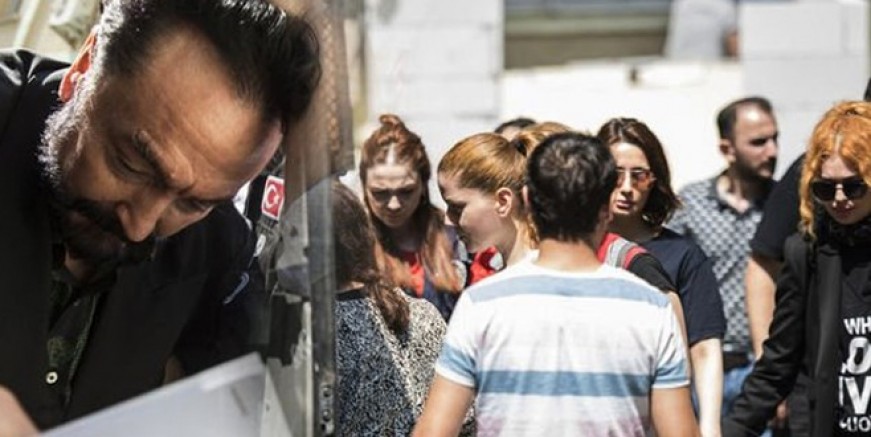 Adnan Oktar kız kardeşleri seks kölesi yapmış