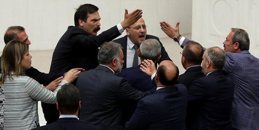 AK Parti'den Ahmet Şık'a 100 bin liralık dava