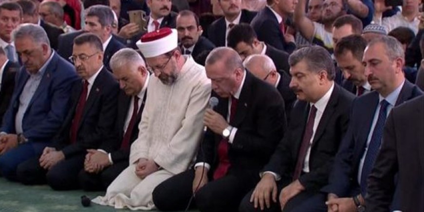 Erdoğan şehitler için Kur'an-ı Kerim okudu