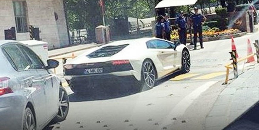Kenan Sofuoğlu Meclis'e Lamborghini ile geldi