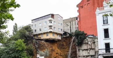 Sütlüce'deki bina böyle çöktü!